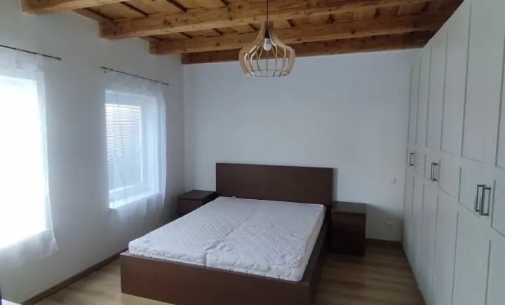 Na prenájom zariadený 2 izbový byt v rod. dome, obec Borovce