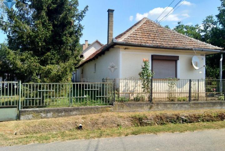 Na predaj 2 rodinné domy na jednom pozemku v obci KÉKED ( Maďarsko )