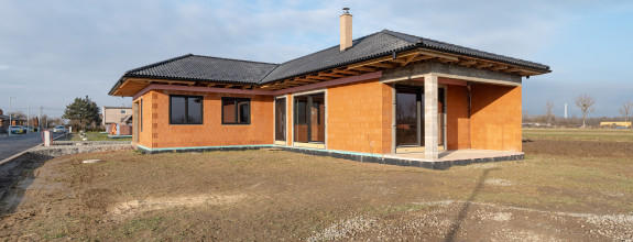 NA PREDAJ 4 IZBOVÝ BUNGALOV S KRÁSNYM POZEMKOM | 588m² | PERÍN-CHYM, časť GOMBOŠ