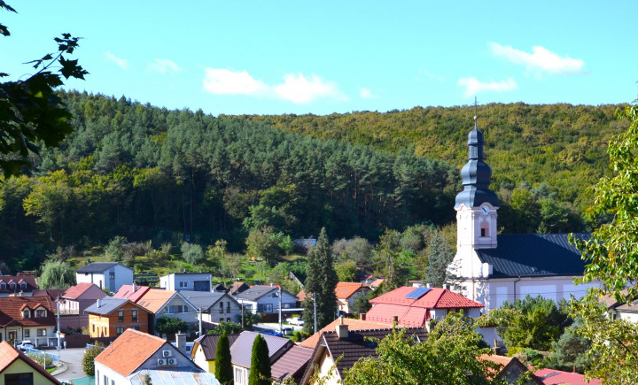 PREDAJ POZASTAVENÝ !!! Stavebný pozemok Košice II, v centre Myslavy 1965 m2