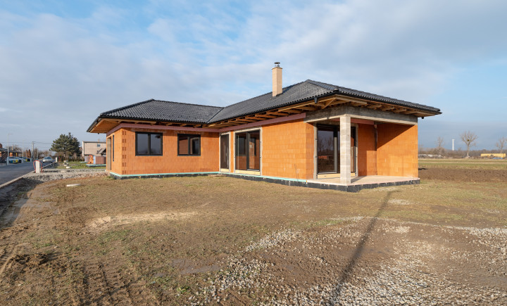 NA PREDAJ 4 IZBOVÝ BUNGALOV S KRÁSNYM POZEMKOM | 588m² | PERÍN-CHYM, časť GOMBOŠ