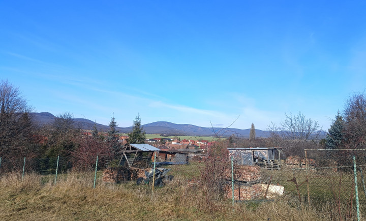 Na predaj stavený pozemok v obci Sľažany