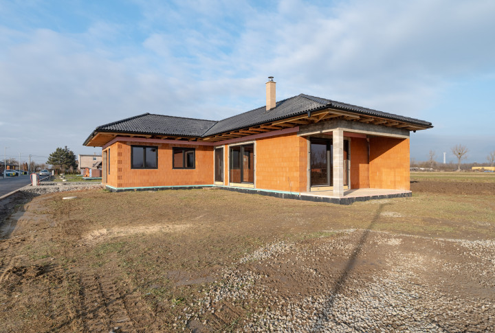 NA PREDAJ 4 IZBOVÝ BUNGALOV S KRÁSNYM POZEMKOM | 588m² | PERÍN-CHYM, časť GOMBOŠ