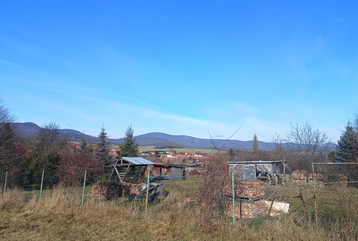 Na predaj stavený pozemok v obci Sľažany